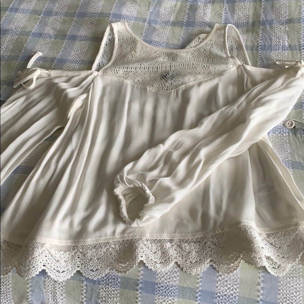 Express- Flowy open shoulder top with lace detail
